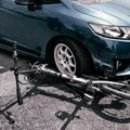 Dvojica biciklista povređena u udesu u Novom Sadu: Vozač, koji ih je pokosio, pobegao sa mesta nesreće