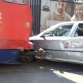 Strašan sudar u Karađorđevoj ulici: Taksista naleteo na tramvaj, vozilo ostalo potpuno smrskano