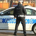 Sekirom udario auto u pokretu: Uhapšen pijani muškarac u Modriči