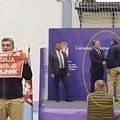Selaković mu dao orden pa ratni veteran izvadio transparent: "Kosmet je Srbija, Vučić je izdajnik", odmah je privden (video)