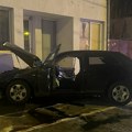 Snimci sa mesta nesreće na Novom Beogradu: Sudarila se dva automobila, jedan se od siline udarca zakucao u farbaru (foto…