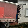 "Pravo je čudo da je živa" Pogledajte kako izgleda kuća u koju se zakucao kamion: Devojčica (14) i dalje u bolnici (foto)