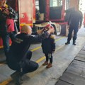 Deca iz vrtića posetila Vatrogasni dom: Mališani uživali i isprobali vatrogasnu opremu (FOTO)