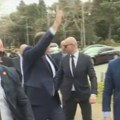 (Video): "Podržavam mir" Dodika ispred Skupštine Crne Gore dočekali demonstranti, on ih pozdravio sa 3 prsta