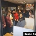 Grupa ljudi blokirala Filozofski fakultet u Novom Sadu, traže smenu profesora Dinka Gruhonjića