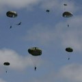 ВИДЕО: Више од 350 падобранаца скакало у Нормандији, уочи обележавања 80 година од Дана Д