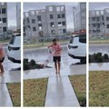 Snimak tate i ćekice koji bezbrižno plešu po letnjem pljusku za vreme oluje otopiće vam srce (VIDEO)