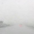 Ne vidi se prst pred okom! Jako nevreme na auto-putu Miloš Veliki, kola se jedva probijaju kroz maglu i kišu