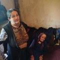 Kupaju se iz lavora, greju na peć, kad nema drva prekriju se ćebetom" Majka i ćerka žive same u brdu kod Vladičinog Hana…