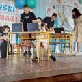 Poruka predstave „Lajkuj me da postojim” – na internetu je zanimljivo, ali se u stvarnom životu gledamo