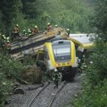 Voz iskočio iz šina, ima dosta mrtvih: Stravična nesreća u Nemačkoj (Foto)