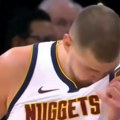 (Video) Nikola Jokić dobio udarac u zube, pao na parket, sudija odćutao. Bruka u NBA, ne poštuju najboljeg igrača lige.