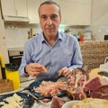 Na stolu hleb, pršuta, sir Mladen Mijatović objavio sliku iz kuhinje i pokazao kako se hrani: "Ovo se poštuje" (foto)