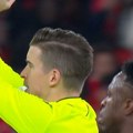 Ovaj znak sudija retko kad pokazuje, meč momentalno prekinut: Haos na Benfika - Real Madrid zbog Vinisijusa