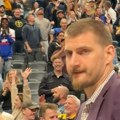 Nikola Jokić u ljubičastom odelu nije igrao, ali potez koji je napravio mališan će pamtiti ceo život
