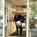Аца Софронијевић извео жену и ћерку из породилишта, китио музичаре еврима, осмех не скида: "Бићемо заједно за празник" (видео)…