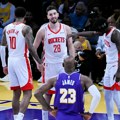 Haos u NBA ligi - LeBron napao "bejbi Jokića": Žestoka rasprava usred meča! Džejms žestoko zagrmeo zbog Turčina, snimak obišao…