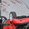 Ovo se ne viđa svaki dan! Auto u Novoj Varoši završio u dvorištu kuće, pukom srećom izbegnuta tragedija