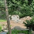 Почело рушење викендица на Газиводама: Косовска полиција асистира предузећу "Ибар-Лепенац" ФОТО