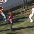 Fudbaler nokautirao novinarku! Lopta izašla iz igre, ispalio je projektil i pogodio je u glavu sa nekoliko metara udaljenosti