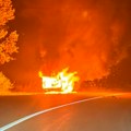 Jeziv prizor kod Batočine: Vatra guta automobil, crni dim se diže u nebo