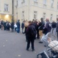 BLOG Počelo glasanje, u Zemunu red još pre otvaranja biračkog mesta u školi Nada Dimić