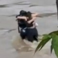 Potresni snimak se širi internetom: Bujica nosi troje mladih, vatrogasci nemoćni dok ljudi viču sa mosta (video)