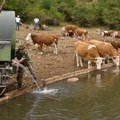 Vojska Srbije pomaže u napajanju stoke na Suvoj planini