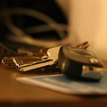 Meštanin Inđije ukrao automobil vlasnici lokala u kom je radio i pretio joj preko telefona