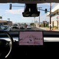 "Samo se šalim": Evo šta se desi kada pokušate da date napojnicu Tesla robotaksiju