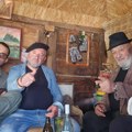 "Priče iz ambara" po meri - života: Misija članova amaterskog pozorišta iz gnjilana, u obližnjoj srpskoj enklavi, u Šilovu…