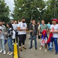 FOTO Orilo se „Srbija, Srbija“ u Rigi: Sjajne scene na dan meča, navijači sačekali košarkaše posle treninga
