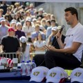 Protrampov influenser Čarli Kirk ranjen metkom na skupu
