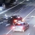 Погледајте снимак несреће у Таковској: Возило Н1 пресекло пут полицајцу на мотору ВИДЕО