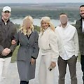 Slavica Rokvić u jaknici do struka pleni izgledom: Pozira sa sinovima Markom i Nikolom: Obukla se u bež od glave do pete i ne…