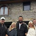 Slavica Rokvić u jaknici do struka pleni izgledom: Pozira sa sinovima Markom i Nikolom: Obukla se u bež od glave do pete i ne…