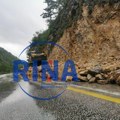 Stene prete da se obruše na put: Usled uklanjanja nestabilnog stenskog bloka danas će četiri sata biti obustavljen saobraćaj…