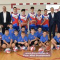 Ministar omladine i sporta Zoran Gajić uručio sportsku opremu Osnovnoj školi Josif Kostić u Leskovcu