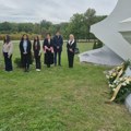 Kragujevac odao poštu romskim žrtvama oktobarskog masakra kod spomenika “Kristalni cvet”