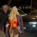Vatreni kostim i telo od milion dolara: Maja Berović u besnom džipu stigla na nastup u Beogradu: svima pale vilice kad su je…