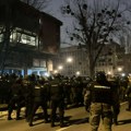 UŽIVO VIDEO Policijska brutalnost na Filozofskom fakultetu: Studenti i profesori potisnuti van zgrade