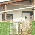 (Video) Ova kuća na ledinama je u vlasništvu mine Kostić: Ispred vrata wc šolja, u dvorištu haos, komšije progovorile: "Izdaje…