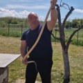 (Фото, видео) "Леле, брате, колика је!" Кад је кренуо да је извлачи, никад краја! Владица из темеља кафане извукао змију, а…