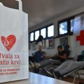 Brinu o bezbednosti, ali i o životima: Pripadnici kikindske policije učestvovali u akciji davanja krvi (foto)