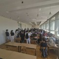 Učenici Jovine hteli da razgovaju s direktorom - njegova vrata su, ipak, zaključana