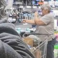 Bizaran snimak iz marketa: Baka iz Srbije uzela dezodorans da isproba, ali nije se zaustavila samo na rukama (video)