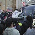 Haos u Londonu! Hiljade ljudi podržalo palestinu: Demonstranti bacali flaše, plakate i baklje na policiju! (video, foto)