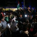 "Stiže dan neviđenog gneva" Haos ispred ambasada nakon užasa u bolnici, Hezbolah uputio jezivu pretnju uoči Bajdenove…