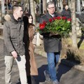 Predsednik Vučić sa sinom Danilom i ćerkom Milicom na Novom groblju: Održan dvogodišnji pomen Kseniji Vučić
