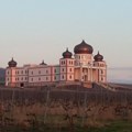 Српски бизнисмен саградио себи аладинов дворац усред винограда који вреде милионе: Сви се сликају поред импозантне грађевине…